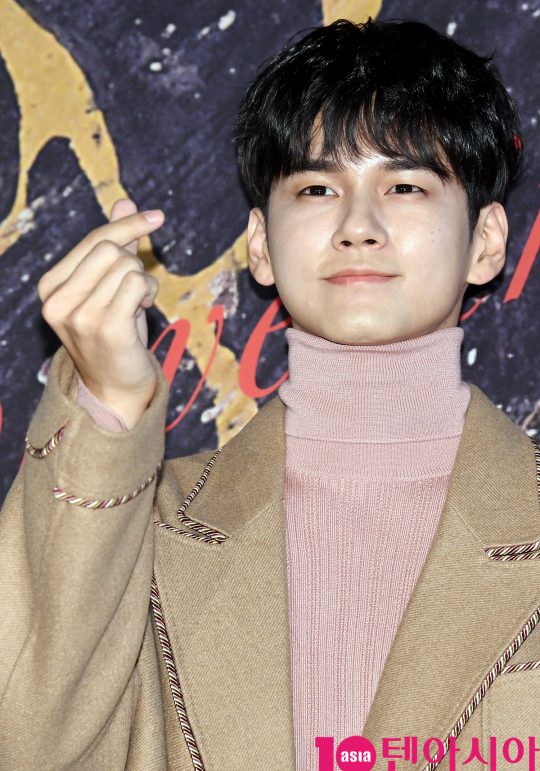 가수 겸 배우 옹성우가 1일 오후 서울 계동 한 카페에서 열린 구찌 포토콜 행사에 참석하고 있다.