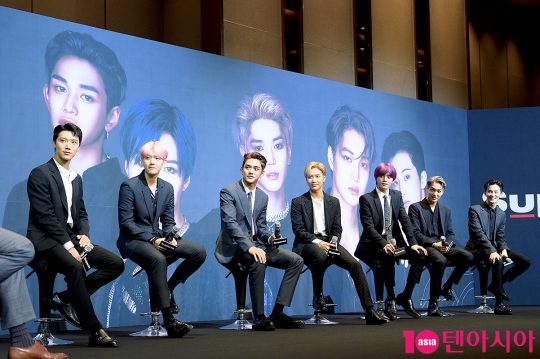 그룹 슈퍼엠(SuperM)의 텐(왼쪽부터), 백현, 루카스, 태민, 태용, 카이, 마크가 2일 오전 서울 용산 드래곤시티에서 열린 첫 번째 미니앨범 ‘슈퍼엠(SuperM)’ 발매 기념 기자회견에 참석했다. / 서예진 기자 yejin@