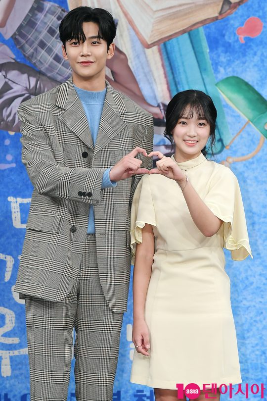 ‘어쩌다 발견한 하루’로 첫 주연을 맡은 배우 로운(왼쪽), 김혜윤. /이승현 기자 lsh87@