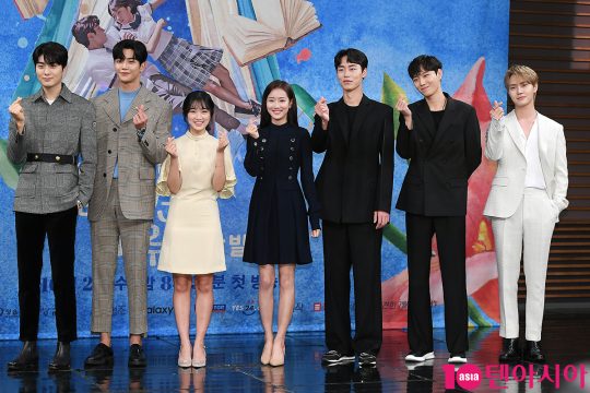 배우 정건주(왼쪽부터), 로운, 김혜윤, 이나은, 이재욱, 김영대, 이태리가 2일 오후 서울 상암동 MBC 골든마우스홀에서 열린 ‘어쩌다 발견한 하루’ 제작발표회에 참석했다. /이승현 기자 lsh87@