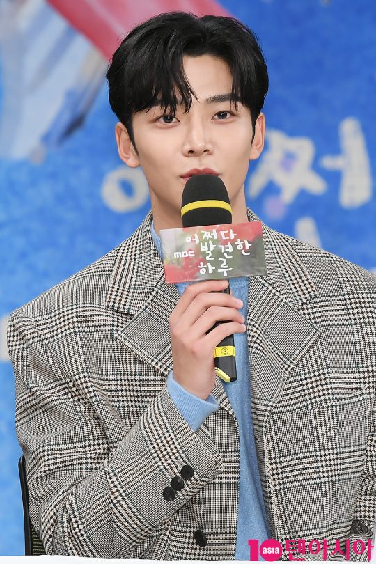 배우 로운이 2일 오후 서울 상암동 MBC 골든마우스홀에서 열린 MBC 드라마 ‘어쩌다 발견한 하루’ 제작발표회에 참석했다. /이승현 기자 lsh87@