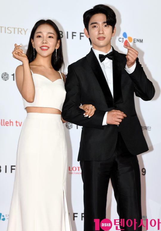 백아연과 갓세븐 진영이 3일 오후 부산 해운대구 우동 영화의 전당에서 열린 제 24회 부산국제영화제(BIFF) 개막식 레드카펫 행사에 참석하고 있다.