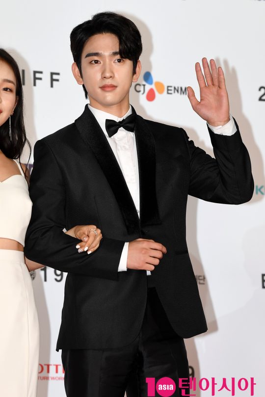 갓세븐 진영이 3일 오후 부산 해운대구 우동 영화의 전당에서 열린 제 24회 부산국제영화제(BIFF) 개막식 레드카펫 행사에 참석하고 있다.