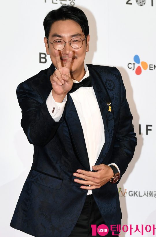 배우 조진웅이 3일 오후 부산 해운대구 우동 영화의 전당에서 열린 제 24회 부산국제영화제(BIFF) 개막식 레드카펫 행사에 참석하고 있다.