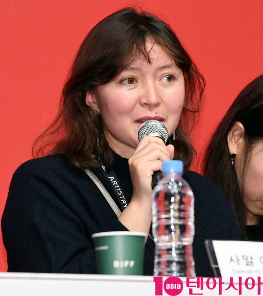 배우 사말 예슬라모바가 4일 오후 부산 해운대구 우동 신세계백화점 센텀시티점에서 열린 뉴 커런츠 심사위원 기자회견에 참석하고 있다.