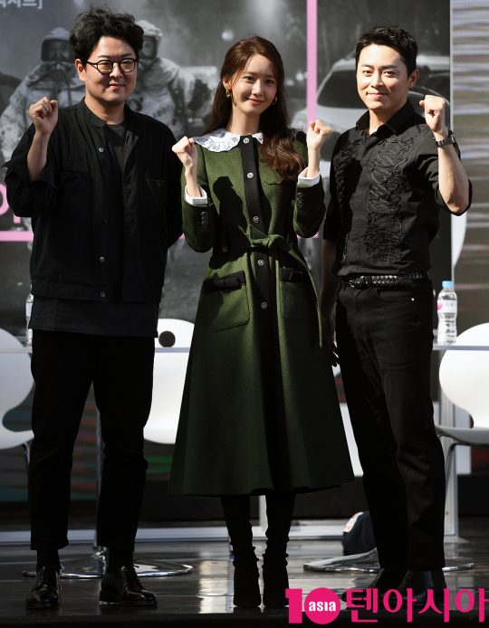이상근 감독,임윤아,조정석(왼쪽부터)이 4일 오후 부산 해운대구 영화의 전당 야외무대에서 열린 영화 ‘엑시트’ 야외무대인사에 참석하고 있다.