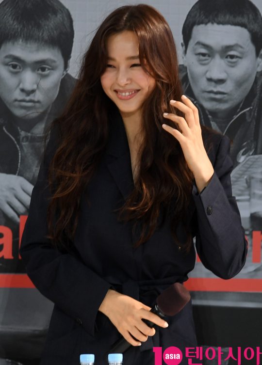 배우 이하늬가 4일 오후 부산 해운대구 영화의 전당 야외무대에서 열린 영화 ‘극한직업’ 야외무대인사에 참석하고 있다.