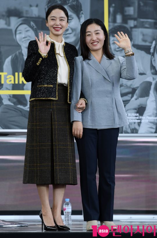 배우 전도연(왼쪽)과 이종언 감독이 5일 오후 부산 해운대구 우동 영화의 전당 야외무대에서 열린 영화 ‘생일’ 오픈토크에 참석했다. /부산=조준원 기자 wizard333@