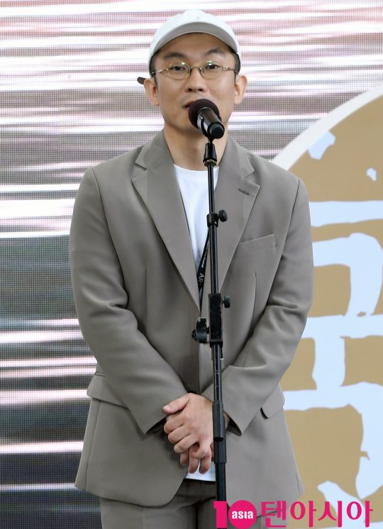 임대형 감독이 5일 오후 부산 해운대구 영화의 전당 야외무대에서 열린 영화 ‘윤희에게’ 야외무대인사에 참석하고 있다.