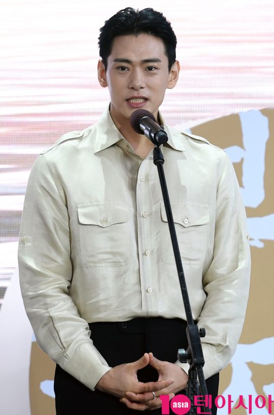 배우 유태오가 5일 오후 부산 해운대구 영화의 전당 야외무대에서 열린 영화 ‘버티고’ 야외무대인사에 참석하고 있다.