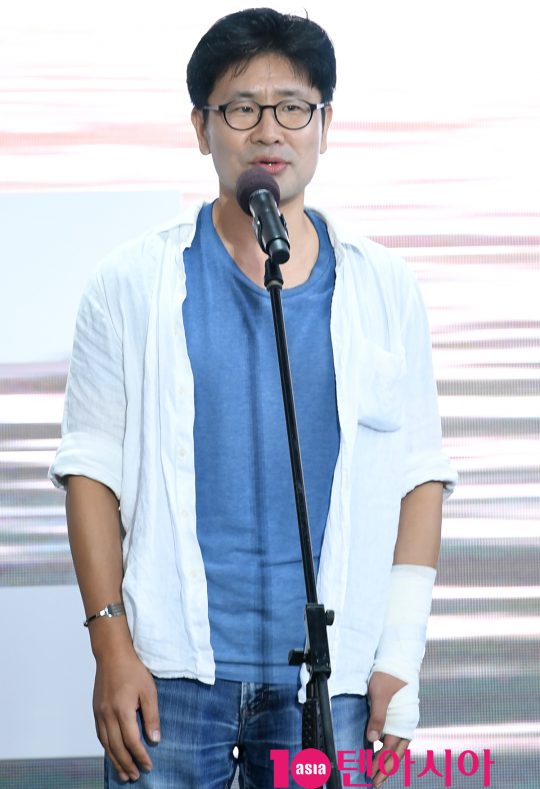 전계수 감독이 5일 오후 부산 해운대구 영화의 전당 야외무대에서 열린 영화 ‘버티고’ 야외무대인사에 참석하고 있다.