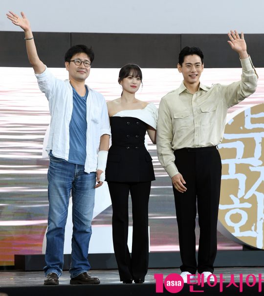 전계수 감독,천우희,유태오(왼쪽부터)가 5일 오후 부산 해운대구 영화의 전당 야외무대에서 열린 영화 ‘버티고’ 야외무대인사에 참석하고 있다.
