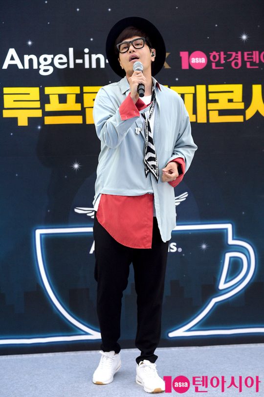 가수 나윤권이 5일 오후 서울 소공동 롯데백화점 본점 하늘공원에서 열린 ‘엔제리너스 루프탑 커피콘서트’에서 열창하고 있다./ 서예진 기자 yejin@ 
