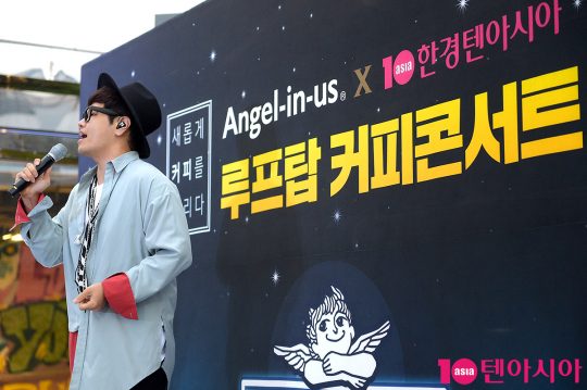 가수 나윤권이 5일 오후 서울 소공동 롯데백화점 본점 7층 하늘정원에서 열린 ‘엔제리너스X한경텐아시아·루프탑 커피 콘서트’에 참여해 멋진 공연을 펼쳤다/사진= 서예진 기자 