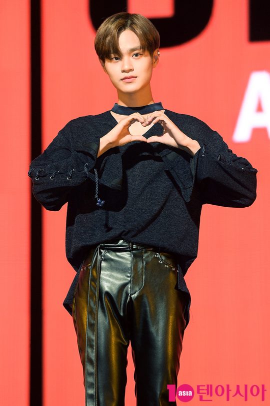 그룹 에이비식스(AB6IX)의 이대휘가 7일 오후 서울 회기동 경희대 평화의 전당에서 열린 첫 정규앨범 ‘식스센스(6IXENSE)’ 발매 기념 쇼케이스에서 인사하고 있다. / 서예진 기자 yejin@