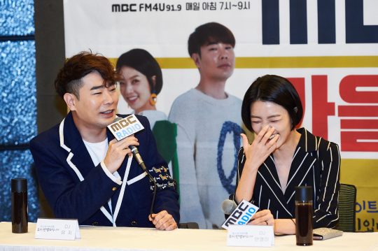 가수 뮤지(왼쪽)와 개그우먼 안영미./사진제공=MBC