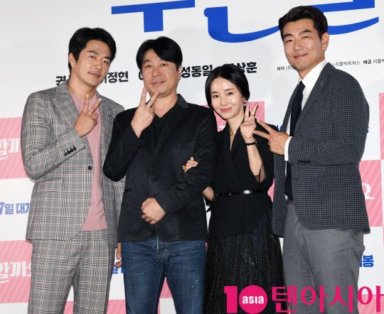 배우 권상우(왼쪽부터), 박용집 감독, 이정현, 이종혁이 8일 오후 서울 한강로 CGV용산아이파크몰에서 열린 영화 ‘두번할까요’ 언론시사회에 참석했다. /조준원 기자 wizard333@
