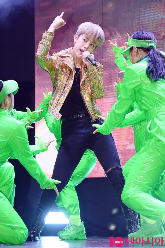 그룹 B.A.P 출신 가수 정대현이 10일 오전 서울 서교동 홍대 무브홀에서 열린 첫 번째 싱글앨범 ‘아잇(Aight)’ 발매 기념 쇼케이스에서 타이틀곡 ‘아잇’ 무대를 선보이고 있다. / 이승현 기자 lsh87@