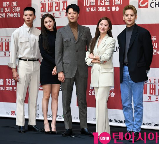 배우 김권(왼쪽부터), 김새론, 이동건, 전혜빈, 여회현이 10일 오후 서울 신도림동 라마다호텔에서 열린 TV조선 드라마 ‘레버리지:사기조작단’ 제작발표회에 참석했다. /조준원 기자 wizard333@