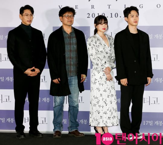 유태오,전계수 감독,천우희,정재광(왼쪽부터)이 11일 오후 서울 한강로3가 CGV 용산아이파크몰점에서 열린 영화 ‘버티고’ 언론시사회에 참석하고 있다.