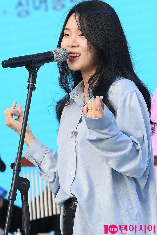 가수 은종이 12일 오후 서울 잠실 롯데타워 야외광장에서 열린 ‘2019 청춘, 커피 페스티벌’에서 노래를 부르고 있다./ 이승현 기자 lsh87@