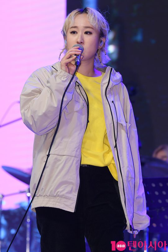 가수 선우정아가 12일 오후 서울 잠실 롯데타워 야외광장에서 열린 ‘2019 청춘, 커피 페스티벌’에 참석해 공연을 펼치고 있다./ 이승현 기자 lsh87@