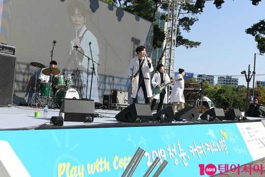 밴드 닥터스가 13일 오후 서울 잠실 롯데타워 야외광장에서 열린 ‘2019 청춘, 커피 페스티벌’에서 공연하고 있다./사진=이승현 lsh87@