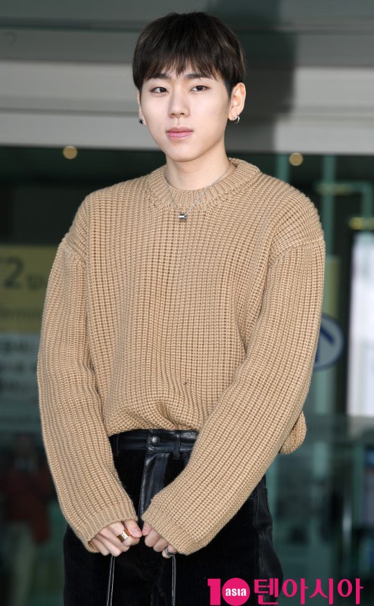 가수 지코가 16일 오전 런칭 행사 참석차 인천국제공항을 통해 중국 상하이로 출국하고 있다.
