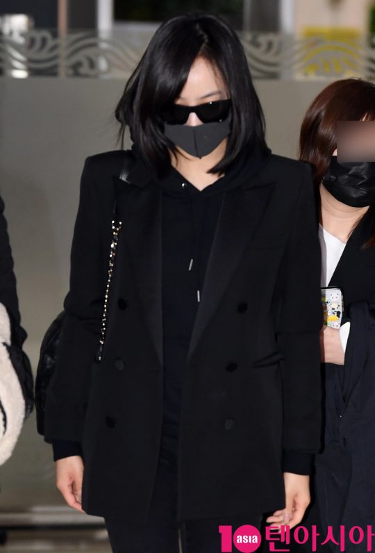 그룹 f(x) 전 멤버 빅토리아가 故 설리의 빈소 조문을 위해 16일 오후 김포국제공항을 통해 입국했다.