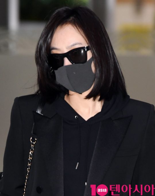 그룹 f(x) 멤버 빅토리아가 故 설리의 빈소 조문을 위해 16일 오후 김포국제공항을 통해 입국했다.