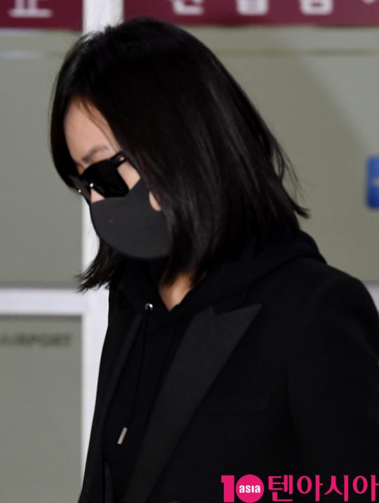 그룹 f(x) 멤버 빅토리아가 故 설리의 빈소 조문을 위해 16일 오후 김포국제공항을 통해 입국했다.