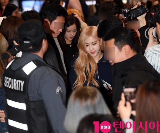 걸그룹 블랙핑크(지수, 제니, 로제, 리사) 로제와 지수가가 17일 오후 일본 음악방송 참석차 김포국제공항을 통해 일본으로 출국하고 있다.