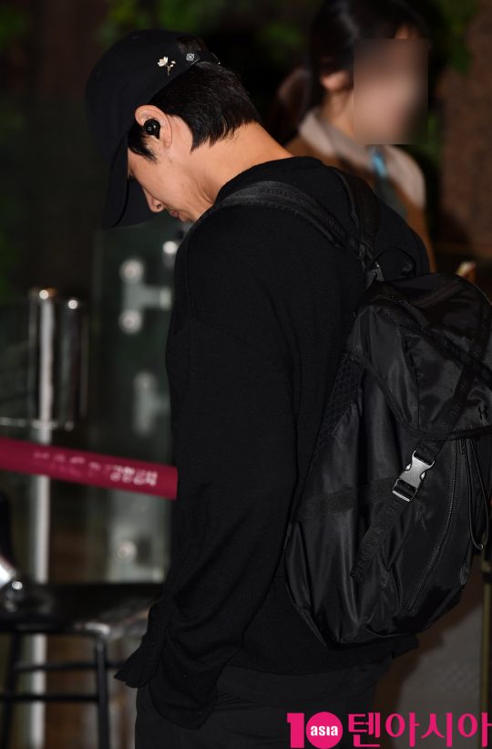 동방신기(TVXQ) 멤버 유노윤호가 17일 오후 일본 해외일정 참석차 김포국제공항을 통해 출국하고 있다.