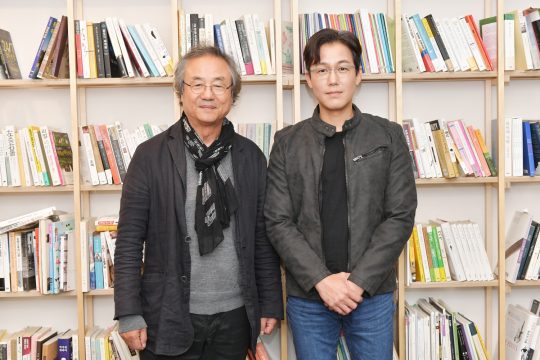 배우 정동환(왼쪽)과 주석태가 18일 오후 서울 여의도 KBS 누리동 쿠킹스튜디오에서 열린 ‘KBS 드라마스페셜 2019’의 네 번째 작품 ‘그렇게 살다’ 기자간담회에 참석했다. / 사진제공=KBS