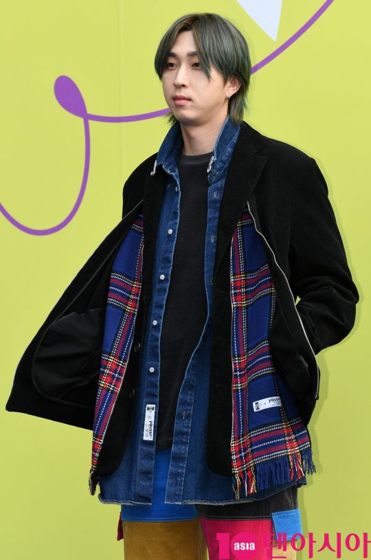가수 슬리피가 18일 오후 서울 동대문디자인플라자에서 열린 ‘2020 S/S 서울패션위크’ 유저 컬렉션에 참석하고 있다.