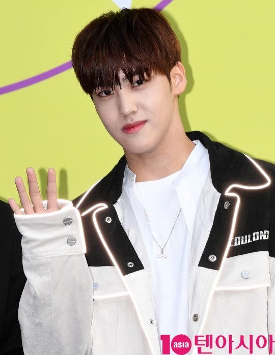송유빈이 18일 오후 서울 동대문디자인플라자에서 열린 ‘2020 S/S 서울패션위크’ 디앤티도트 컬렉션에 참석하고 있다.