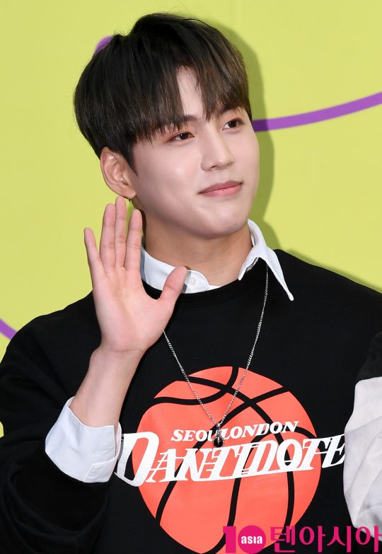 김국헌이 18일 오후 서울 동대문디자인플라자에서 열린 ‘2020 S/S 서울패션위크’ 디앤티도트 컬렉션에 참석하고 있다.