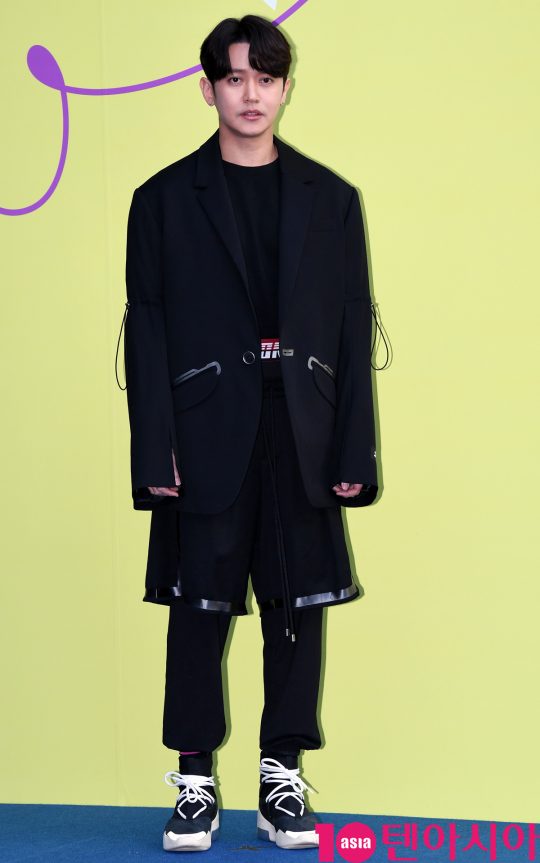 강균성이 18일 오후 서울 동대문디자인플라자에서 열린 ‘2020 S/S 서울패션위크’ 디앤티도트 컬렉션에 참석하고 있다.