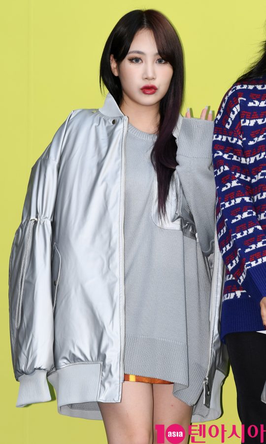 박지민이 18일 오후 서울 동대문디자인플라자에서 열린 ‘2020 S/S 서울패션위크’ 디앤티도트 컬렉션에 참석하고 있다.