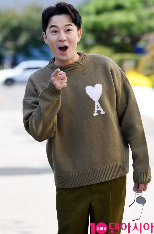 방송인 붐이 19일 오전 서울 여의도동 KBS별관에서 열리는 ‘해피투게더4’ 녹화 출근길에 참석하고 있다.