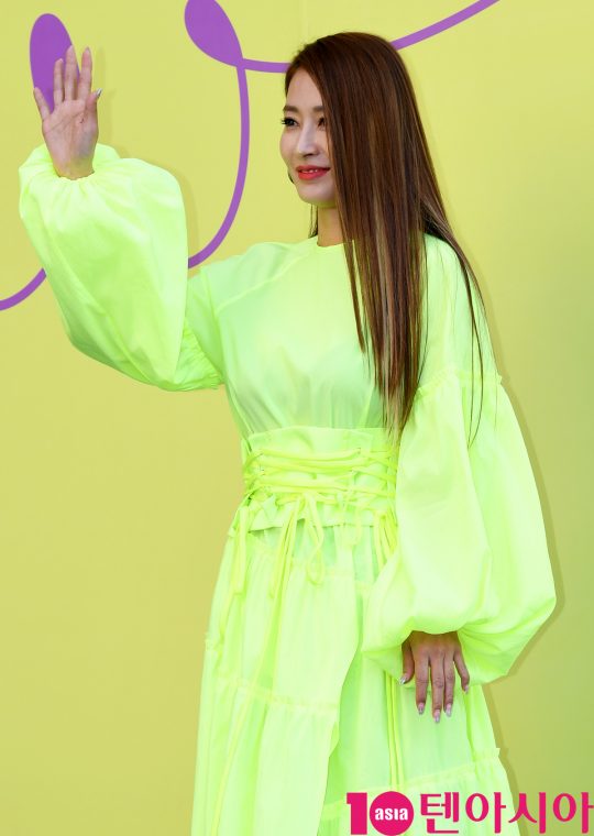 황보가 18일 오후 서울 동대문디자인플라자에서 열린 ‘2020 S/S 서울패션위크’ 카이 컬렉션에 참석하고 있다.