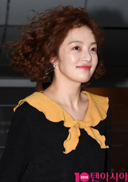배우 황보라가 18일 오후 서울 동대문디자인플라자에서 열린 ‘2020 S/S 서울패션위크’ 듀이듀이 컬렉션에 참석하고 있다.