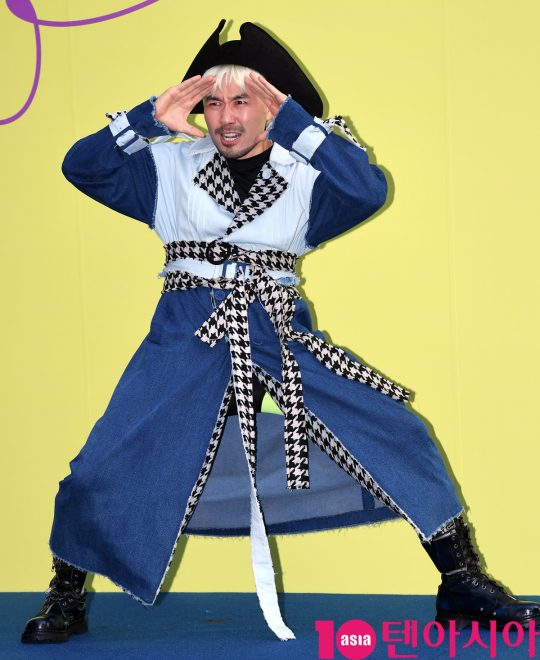방송인 노홍철이 18일 오후 서울 동대문디자인플라자에서 열린 ‘2020 S/S 서울패션위크’ 듀이듀이 컬렉션에 참석하고 있다.
