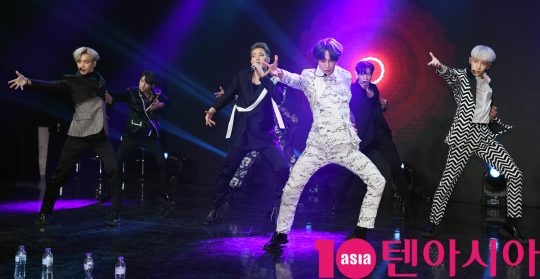 그룹 VAV(에이노, 에이스, 바론, 로우, 지우, 제이콥, 세인트반)가 21일 오후 서울 강남구 청담동 일지아트홀에서 열린 5th 미니앨범 ‘포이즌(POISON)’ 쇼케이스에서 열정적인 무대를 선보이고 있다.