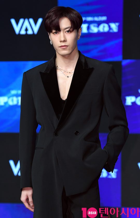 그룹 VAV(에이노, 에이스, 바론, 로우, 지우, 제이콥, 세인트반) 제이콥이 21일 오후 서울 강남구 청담동 일지아트홀에서 열린 5th 미니앨범 ‘포이즌(POISON)’ 쇼케이스에 참석하고 있다.