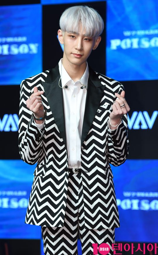 그룹 VAV(에이노, 에이스, 바론, 로우, 지우, 제이콥, 세인트반) 로우가 21일 오후 서울 강남구 청담동 일지아트홀에서 열린 5th 미니앨범 ‘포이즌(POISON)’ 쇼케이스에 참석하고 있다.