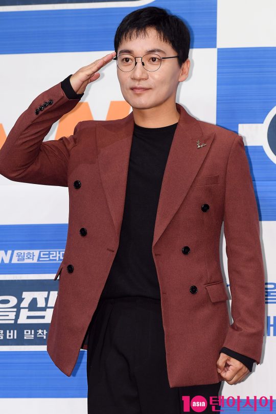 배우 조재윤