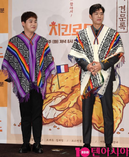 권혁수와 오스틴강이 22일 오후 서울 여의도 켄싱턴호텔에서 열린 Olive ‘치킨로드’ 기자간담회에 참석하고 있다.