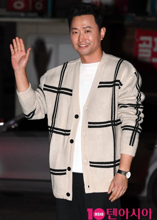 배우 김유석이 22일 오후 서울 여의도 한 음식점에서 열린 MBC 주말드라마 ‘황금정원’ 종방연에 참석하고 있다.