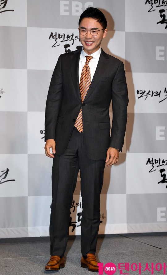 역사강사 설민석이 23일 오전 서울 도화동 베스트웨스턴프리미어 서울가든호텔에서 열린 EBS 2019 가을 역사 다큐멘터리의 기자간담회에 참석하고 있다.